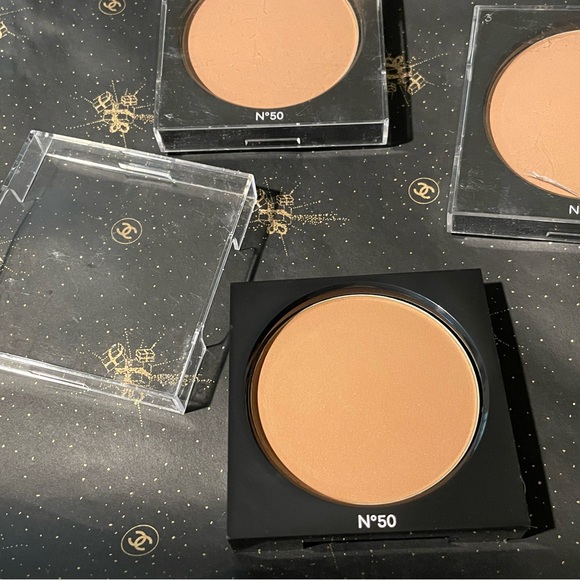 Chanel.Les Beiges healthy glow sheer colour SPF 15 powder foundation N50